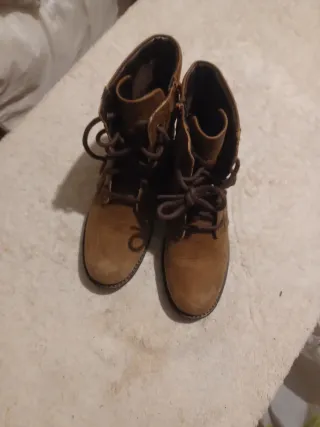 Botas de ante marrones con cordones