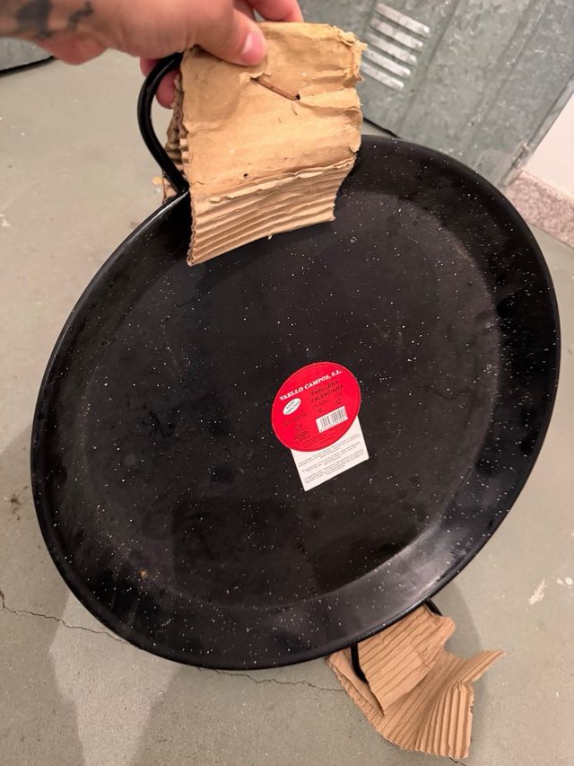 Paellera grande negra