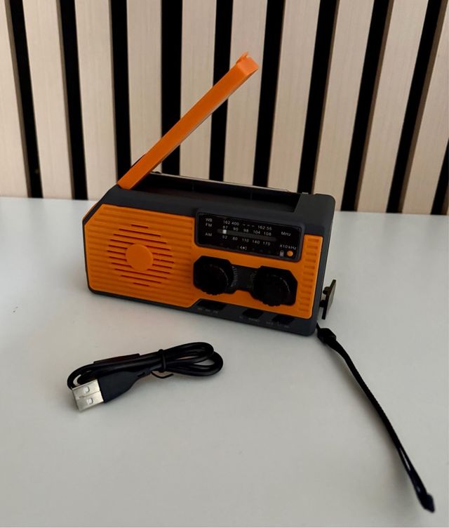 Lanterna de Emergência LED Recarregável com Rádio, USB