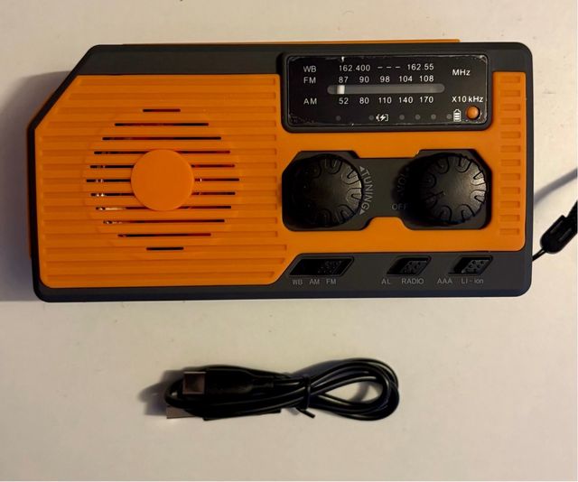 Lanterna de Emergência LED Recarregável com Rádio, USB