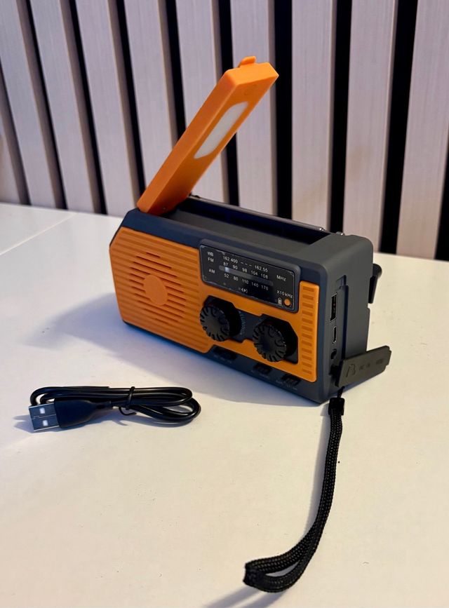 Lanterna de Emergência LED Recarregável com Rádio, USB