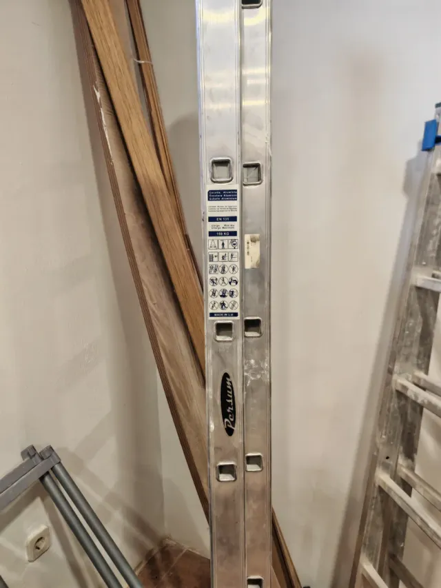 Escalera de aluminio plegable