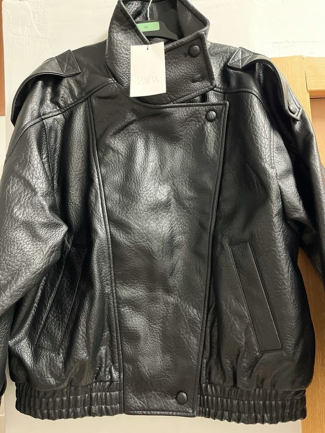 Cazadora efecto piel Zara Viral L