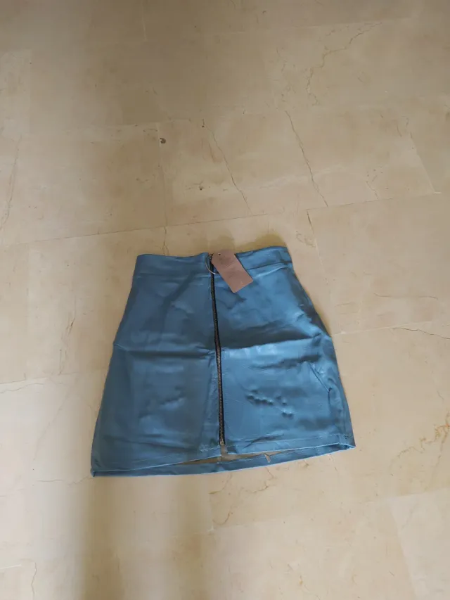 Falda polipiel celeste con cremallera