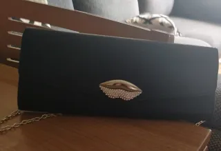 Bolso de mano negro con detalle dorado