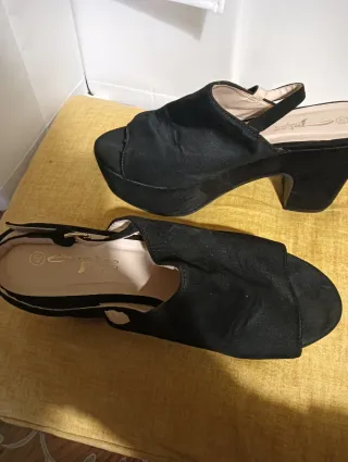 Sandali con zeppa scamosciati neri