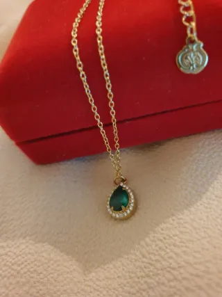 Collar chapado en oro con colgante verde