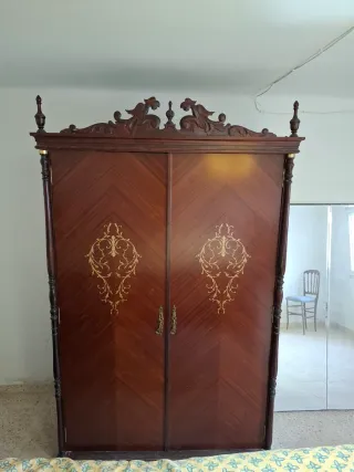 Set di mobili antichi.