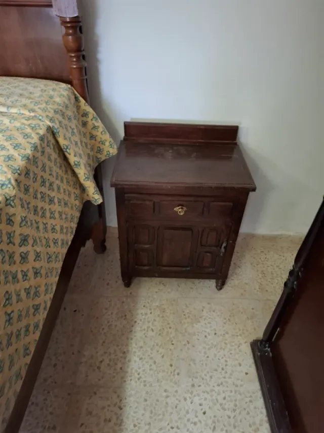 Set di mobili antichi.