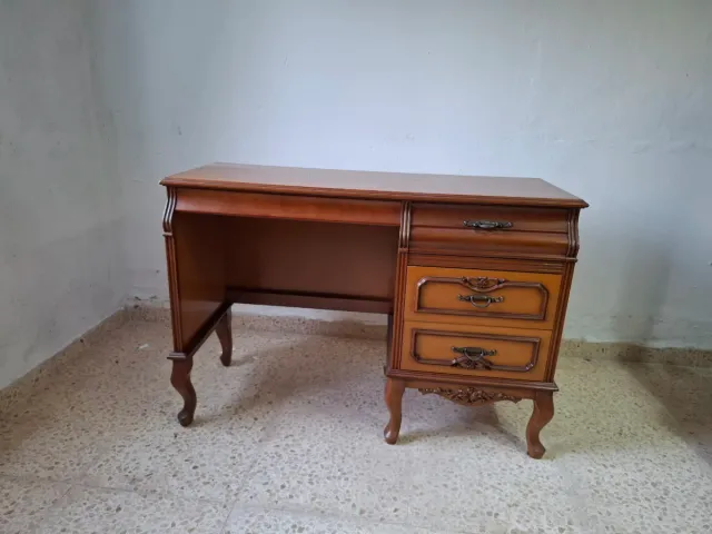 Set di mobili antichi.