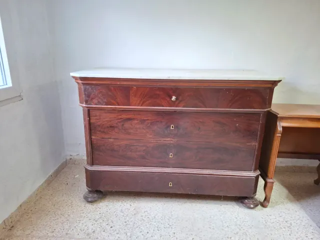 Set di mobili antichi.