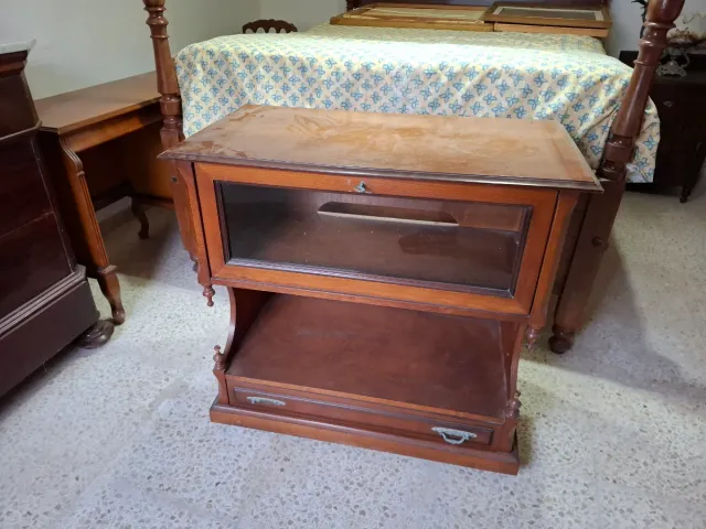 Set di mobili antichi.