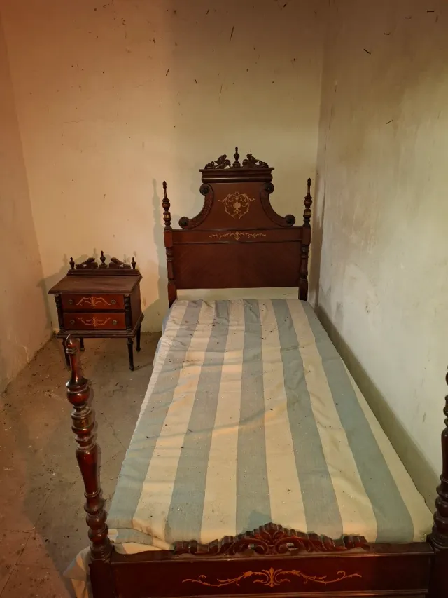 Set di mobili antichi.