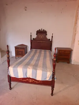 Set di mobili antichi.