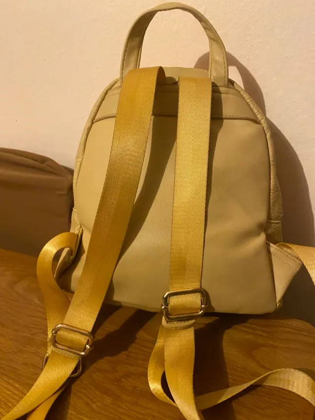 Zaino color senape logato