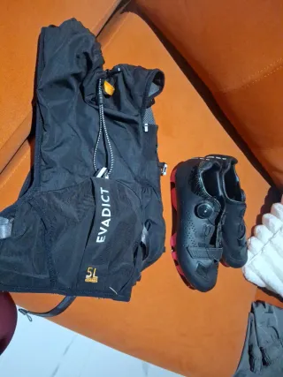 Zapatillas ciclismo y mochila negra