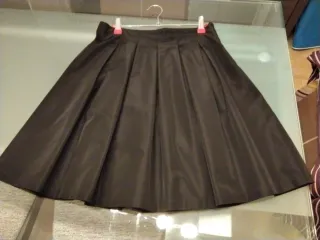 Falda corta de raso con tablas y enagua de tul