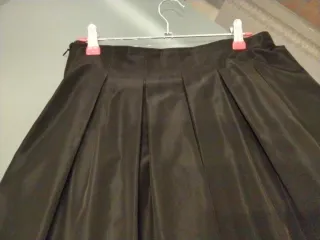 Falda corta de raso con tablas y enagua de tul