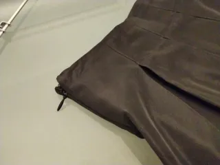 Falda corta de raso con tablas y enagua de tul