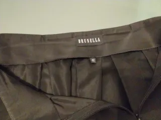 Falda corta de raso con tablas y enagua de tul