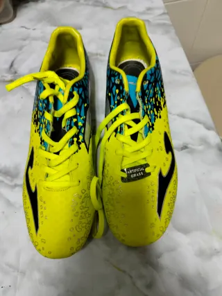 Botas de fútbol amarillas