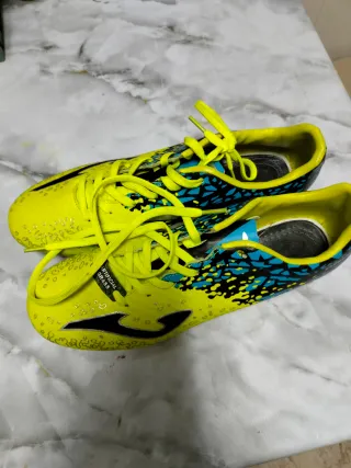 Botas de fútbol amarillas