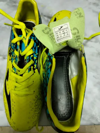 Botas de fútbol amarillas