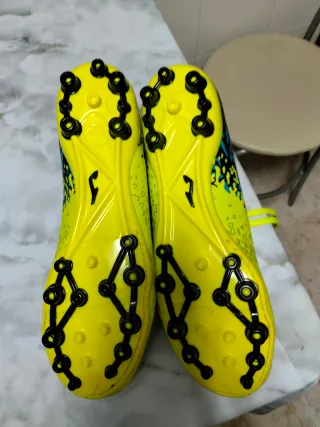 Botas de fútbol amarillas