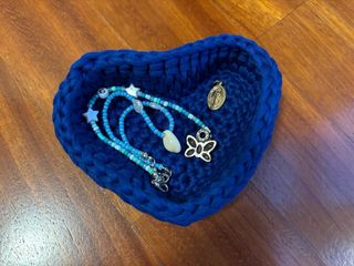 Portagioie uncinetto a cuore blu