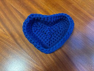 Portagioie uncinetto a cuore blu