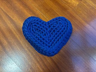 Portagioie uncinetto a cuore blu