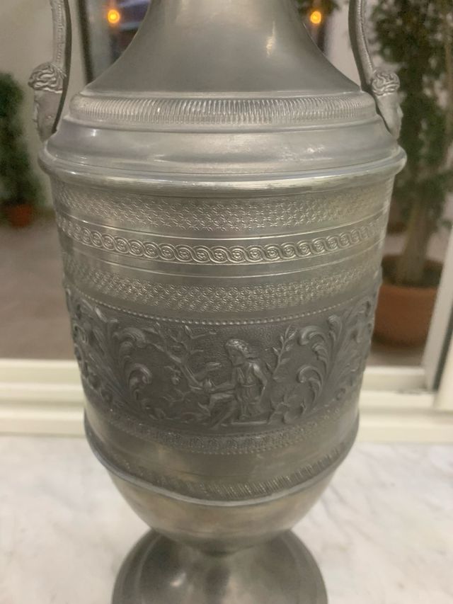 Anfora in peltro d'epoca con piatto