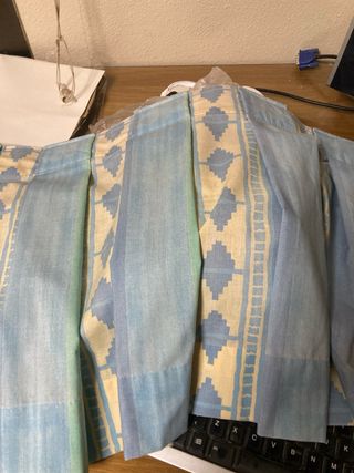 Cortinas amarillas con diseño azul