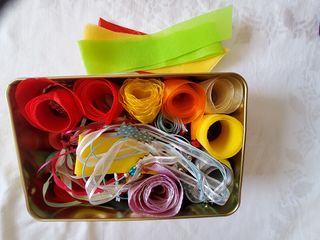 Nastri colorati per pacchi regalo