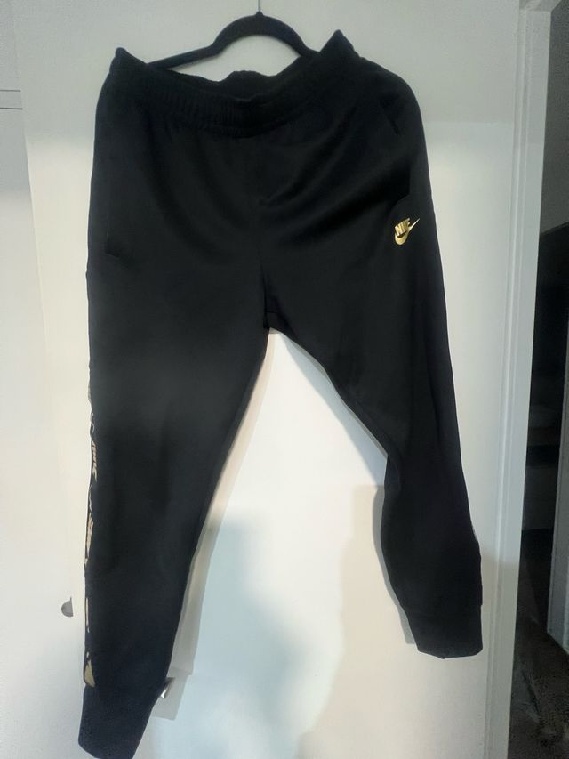 Pantalón deportivo Nike negro y dorado