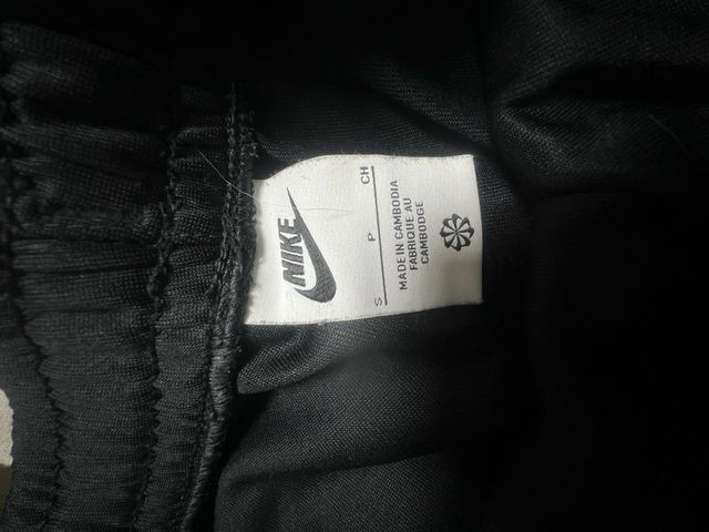 Pantalón deportivo Nike negro y dorado