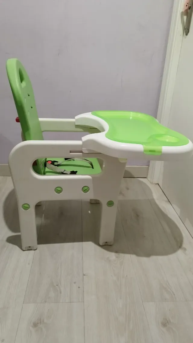 Trona infantil verde y blanca