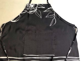 DELANTAL NEGRO REGULABLE REPELENTE DE MANCHAS