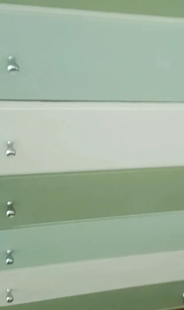 Mueble auxiliar verde y blanco