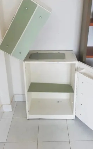 Mueble auxiliar verde y blanco