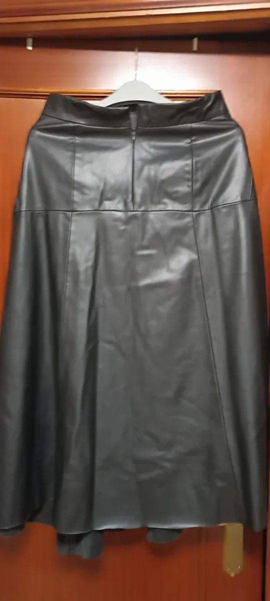 Falda polipiel negra
