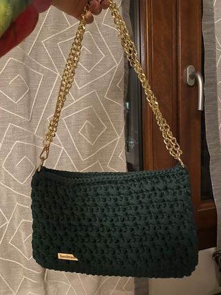 Borsa verde con tracolla a catena dorata