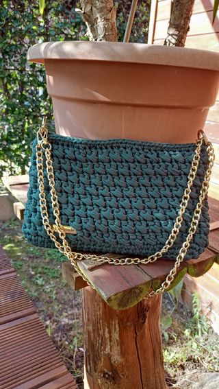 Borsa verde con tracolla a catena dorata