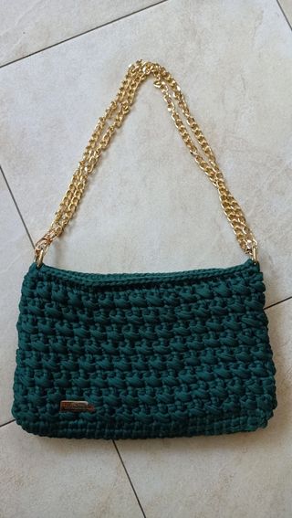 Borsa verde con tracolla a catena dorata