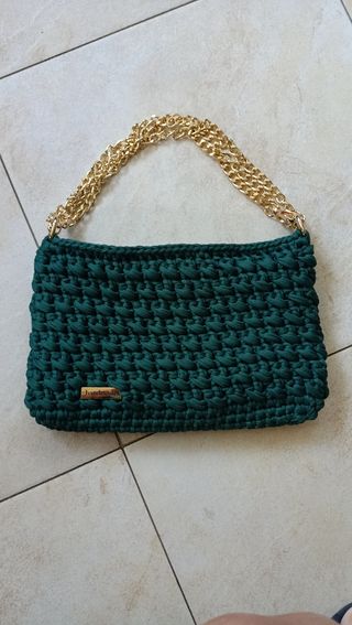 Borsa verde con tracolla a catena dorata