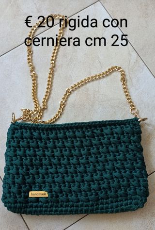 Borsa verde con tracolla a catena dorata