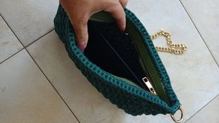 Borsa verde con tracolla a catena dorata