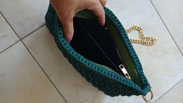 Borsa verde con tracolla a catena dorata