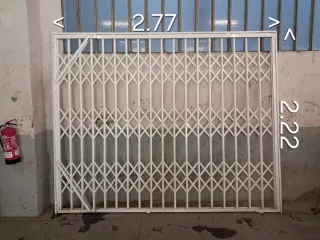 Puerta metálica reja extensible 2.77m X 2.20m