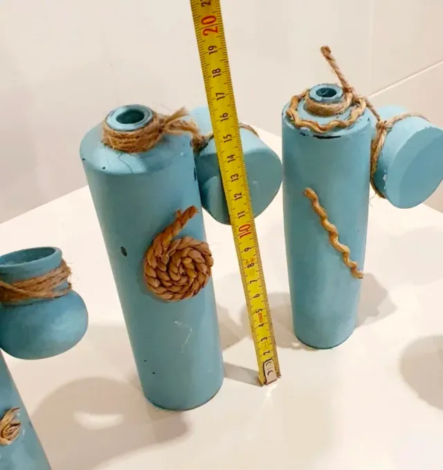 Botellas decorativas azules con yute